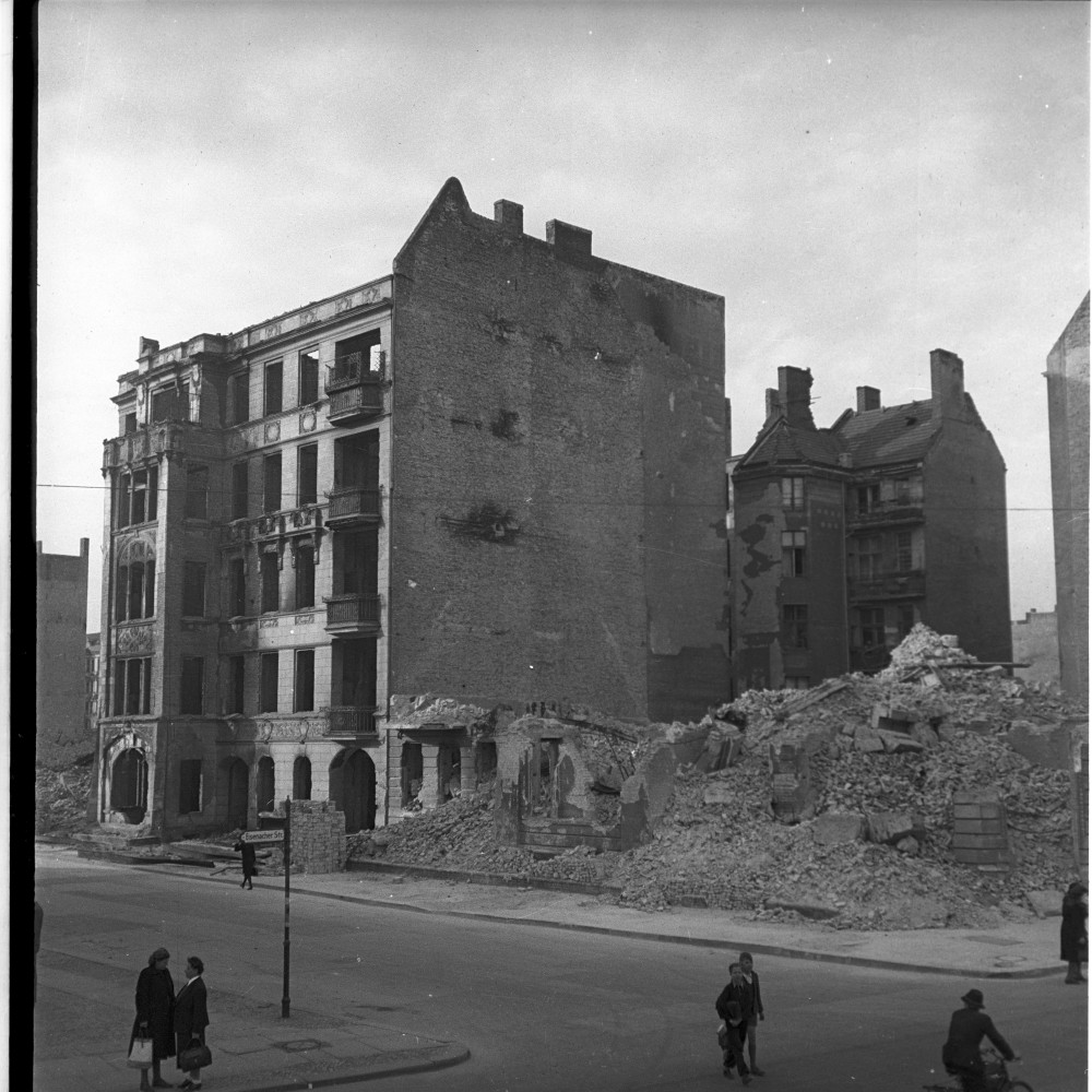 Negativ: Ruine, Luitpoldstraße 10, 1949 (Museen Tempelhof-Schöneberg/Herwarth Staudt CC BY-NC-SA)