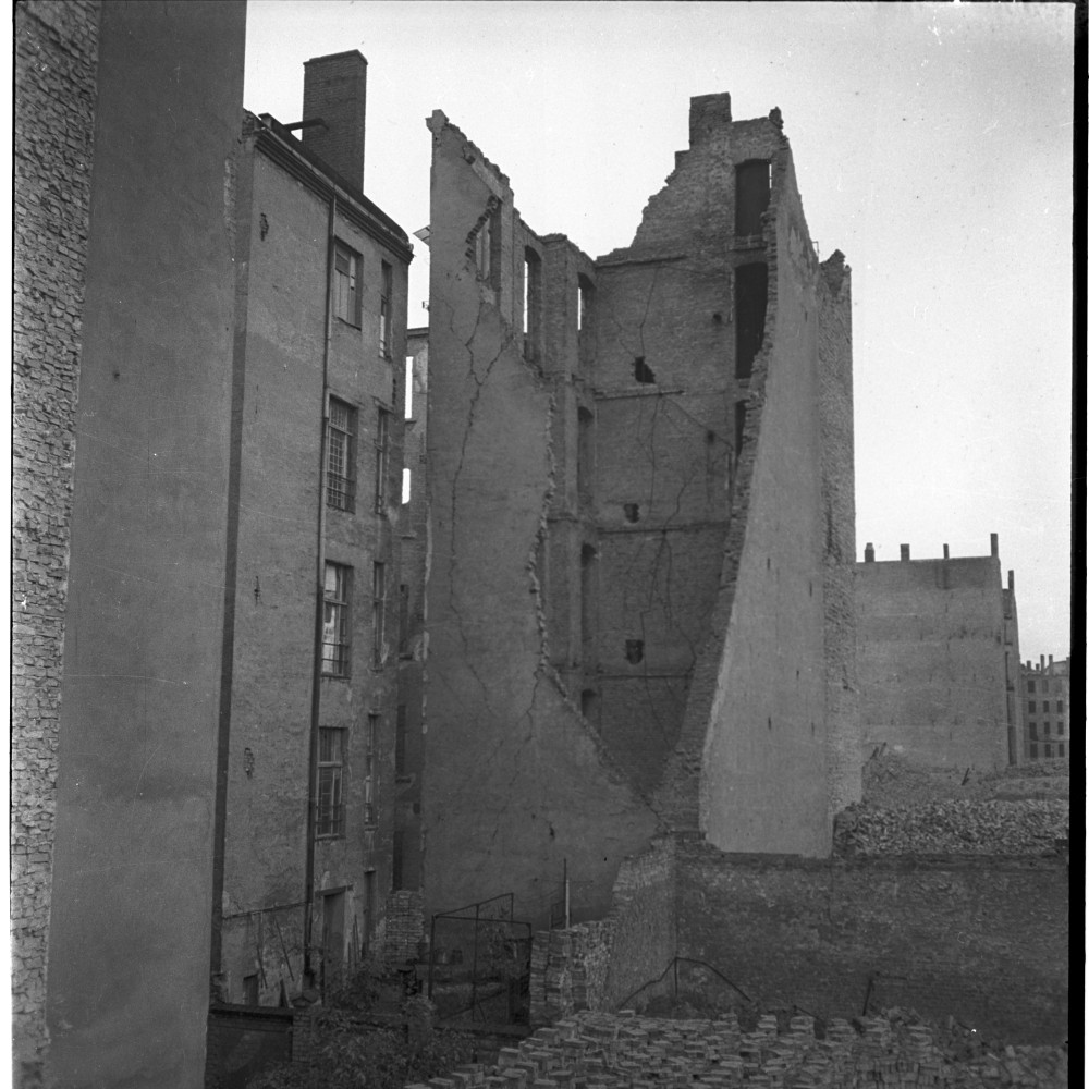 Negativ: Ruine, Luitpoldstraße 10, 1949 (Museen Tempelhof-Schöneberg/Herwarth Staudt CC BY-NC-SA)