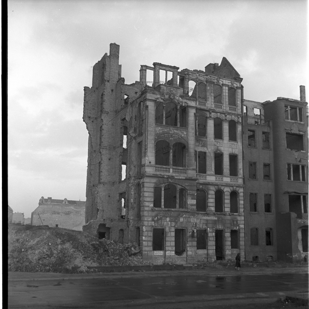 Negativ: Ruine, Luitpoldstraße 16, 1951 (Museen Tempelhof-Schöneberg/Herwarth Staudt CC BY-NC-SA)
