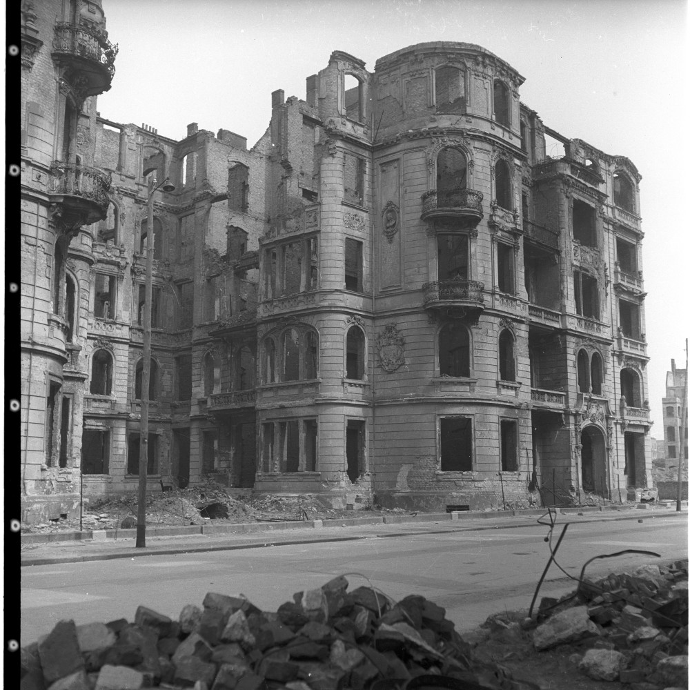 Negativ: Ruine, Luitpoldstraße 18, 1950 (Museen Tempelhof-Schöneberg/Herwarth Staudt CC BY-NC-SA)