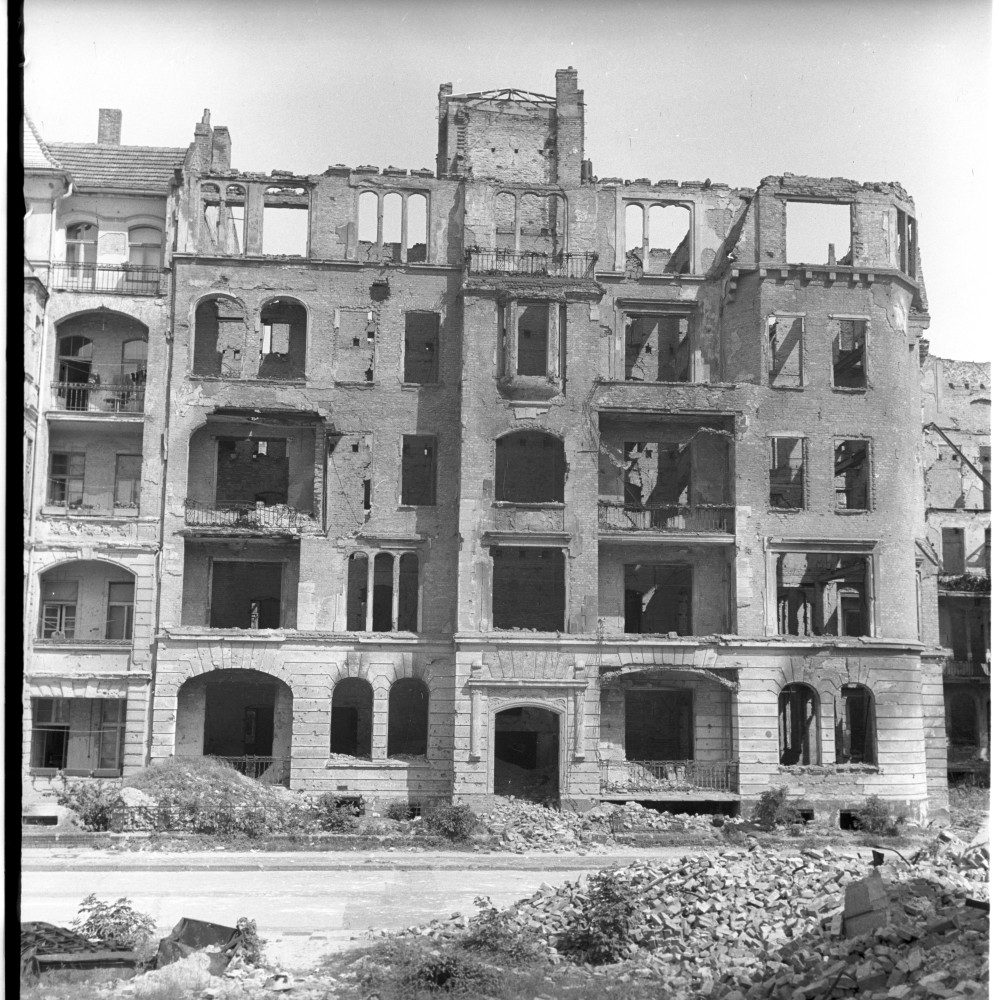 Negativ: Ruine, Luitpoldstraße 21, 1950 (Museen Tempelhof-Schöneberg/Herwarth Staudt CC BY-NC-SA)
