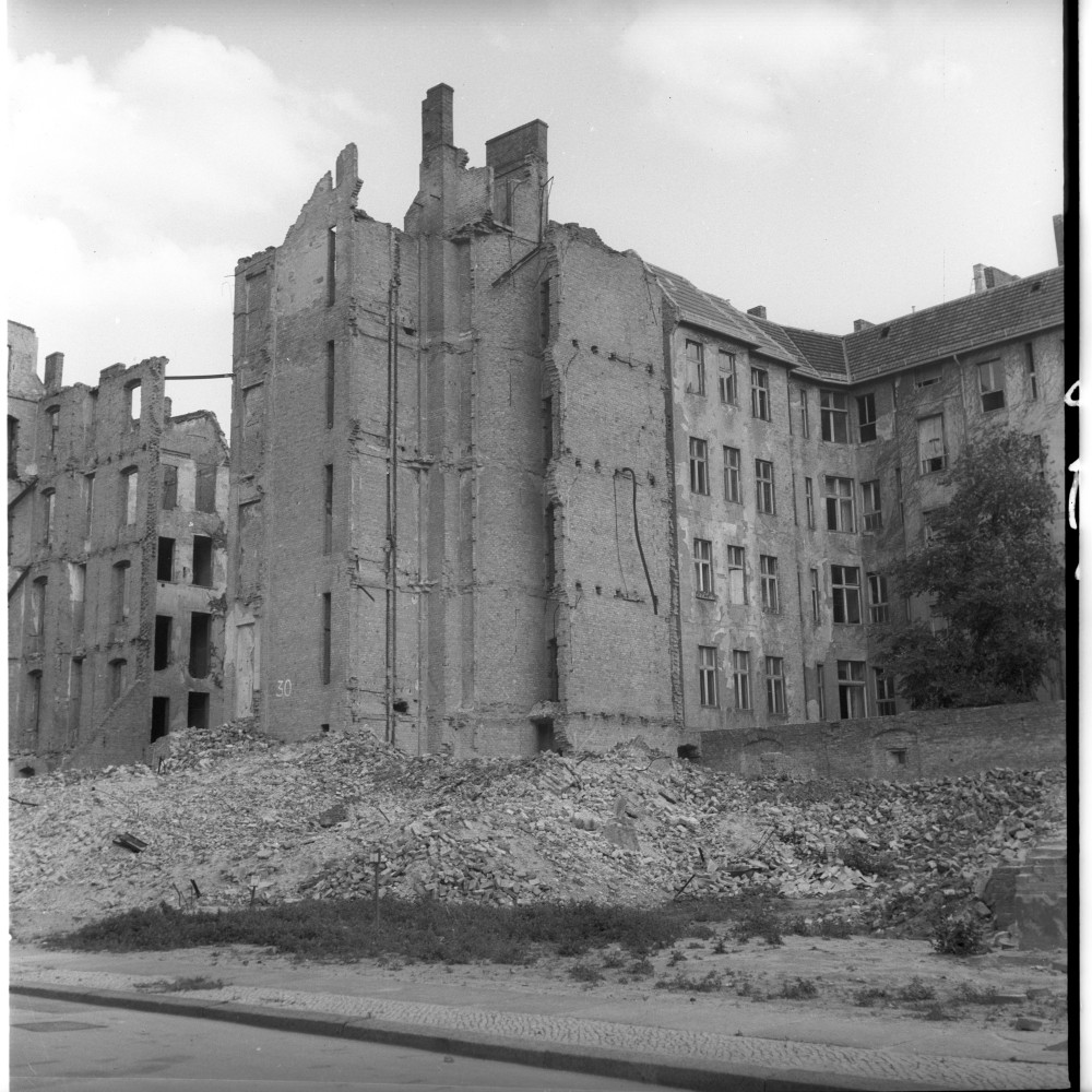Negativ: Ruine, Luitpoldstraße 30, 1952 (Museen Tempelhof-Schöneberg/Herwarth Staudt CC BY-NC-SA)