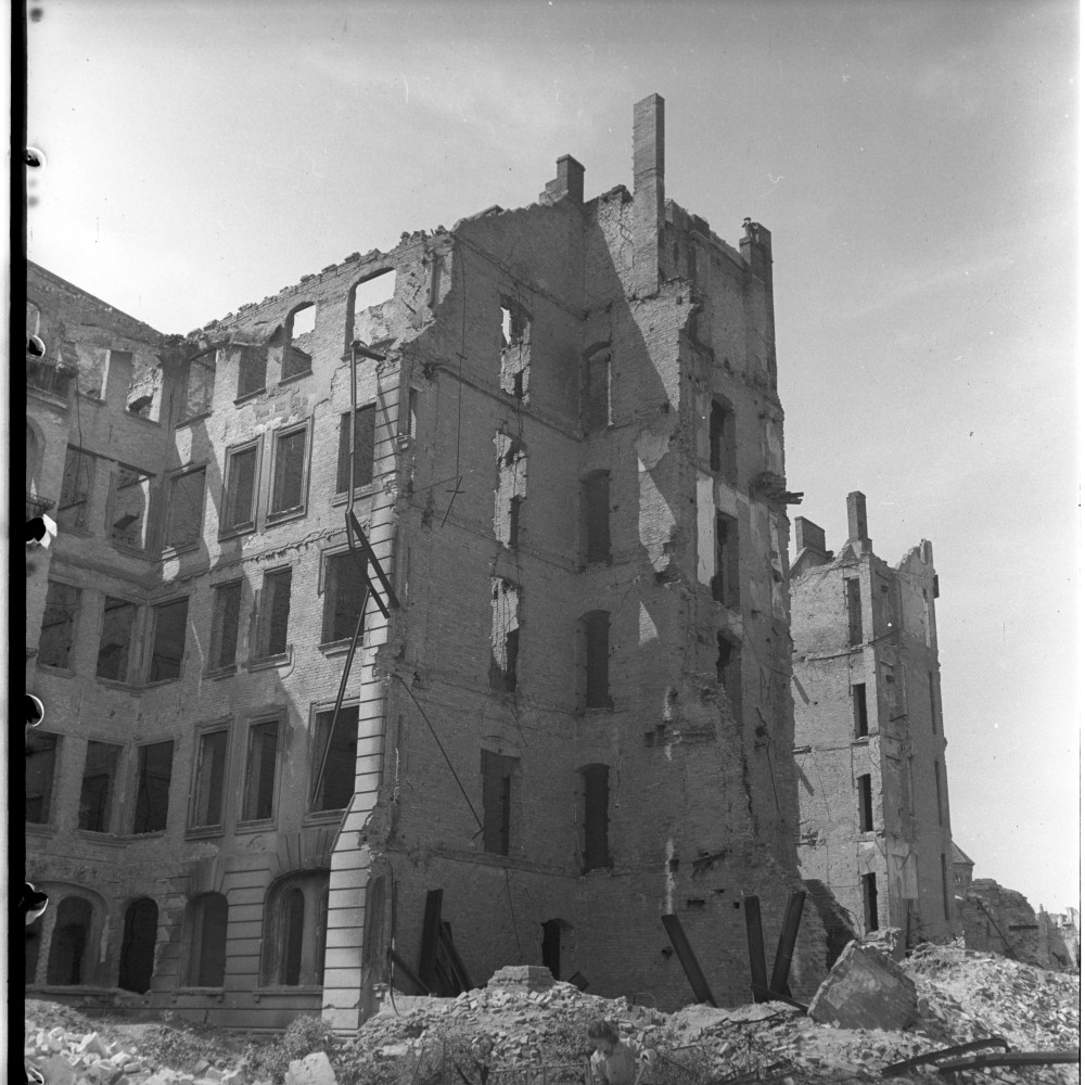 Negativ: Ruine, Luitpoldstraße 31, 1950 (Museen Tempelhof-Schöneberg/Herwarth Staudt CC BY-NC-SA)