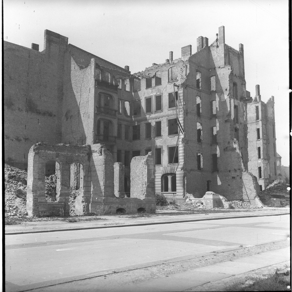 Negativ: Ruine, Luitpoldstraße 31, 1952 (Museen Tempelhof-Schöneberg/Herwarth Staudt CC BY-NC-SA)