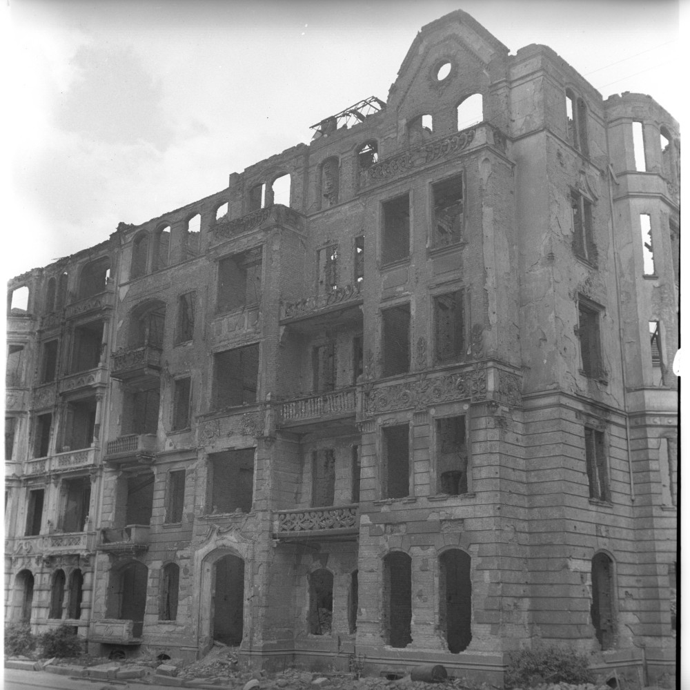 Negativ: Ruine, Luitpoldstraße 32, 1950 (Museen Tempelhof-Schöneberg/Herwarth Staudt CC BY-NC-SA)