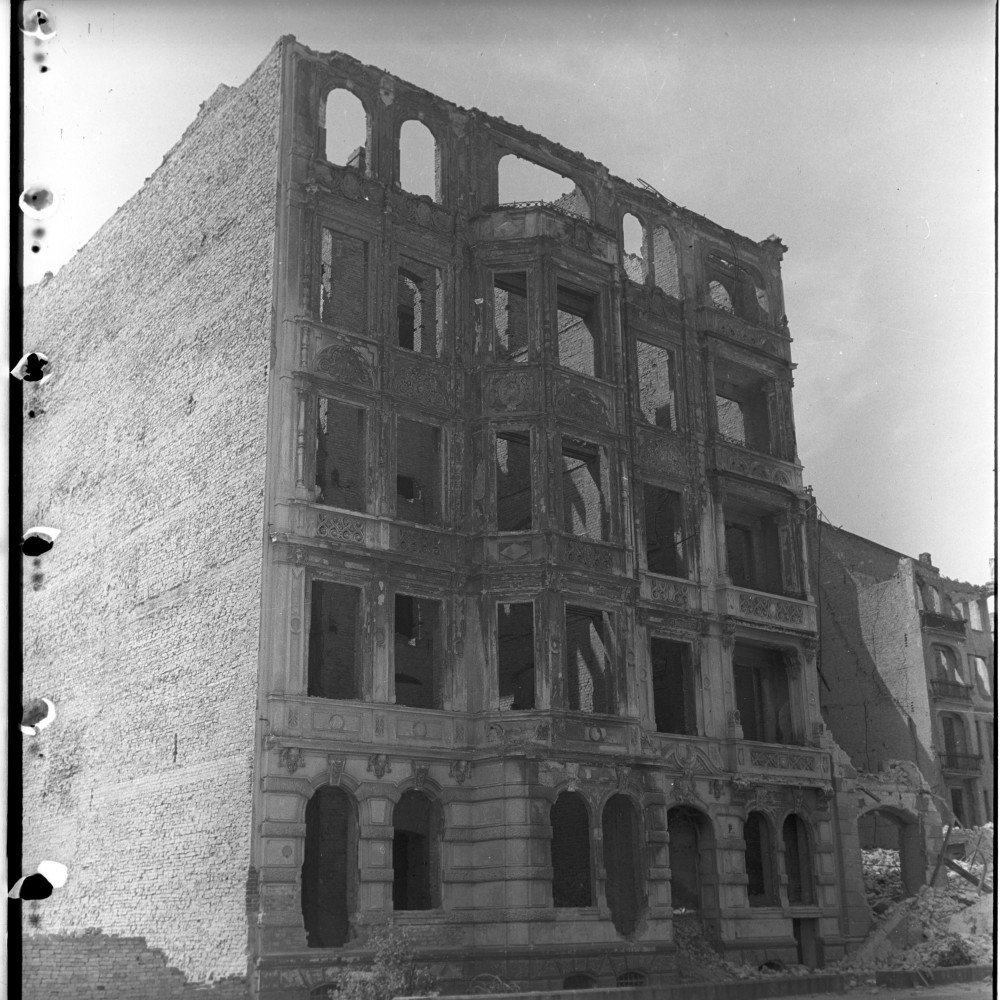 Negativ: Ruine, Luitpoldstraße 33, 1950 (Museen Tempelhof-Schöneberg/Herwarth Staudt CC BY-NC-SA)