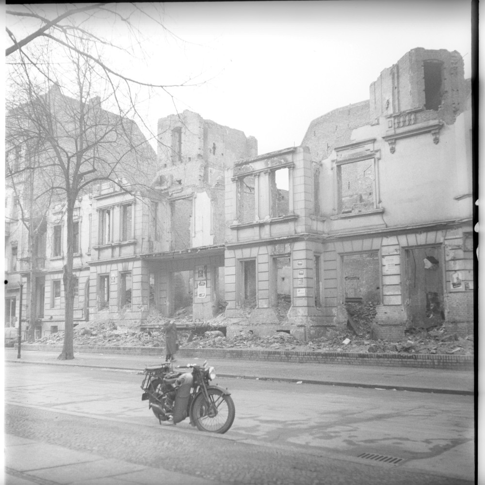 Negativ: Ruine, Menzelstraße 17, 1951 (Museen Tempelhof-Schöneberg/Herwarth Staudt CC BY-NC-SA)