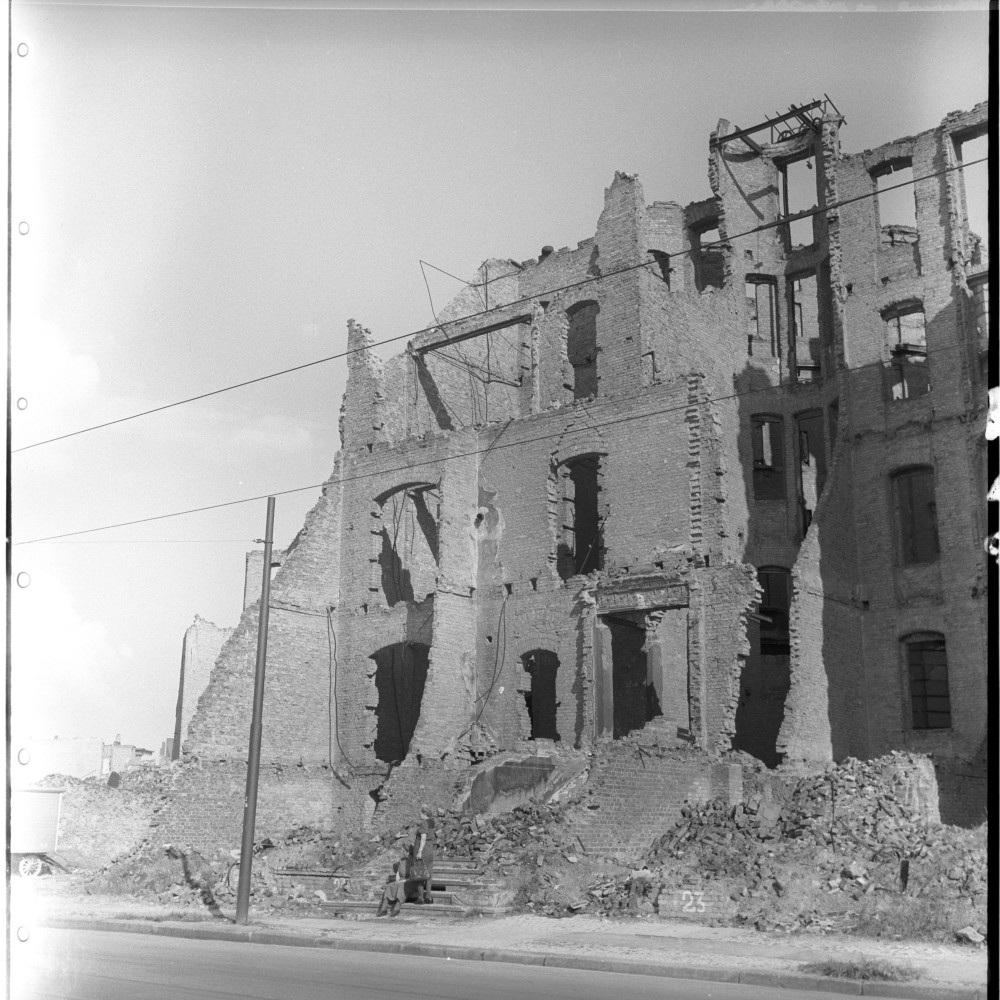 Negativ: Ruine, Nettelbeckstraße 24, 1951 (Museen Tempelhof-Schöneberg/Herwarth Staudt CC BY-NC-SA)