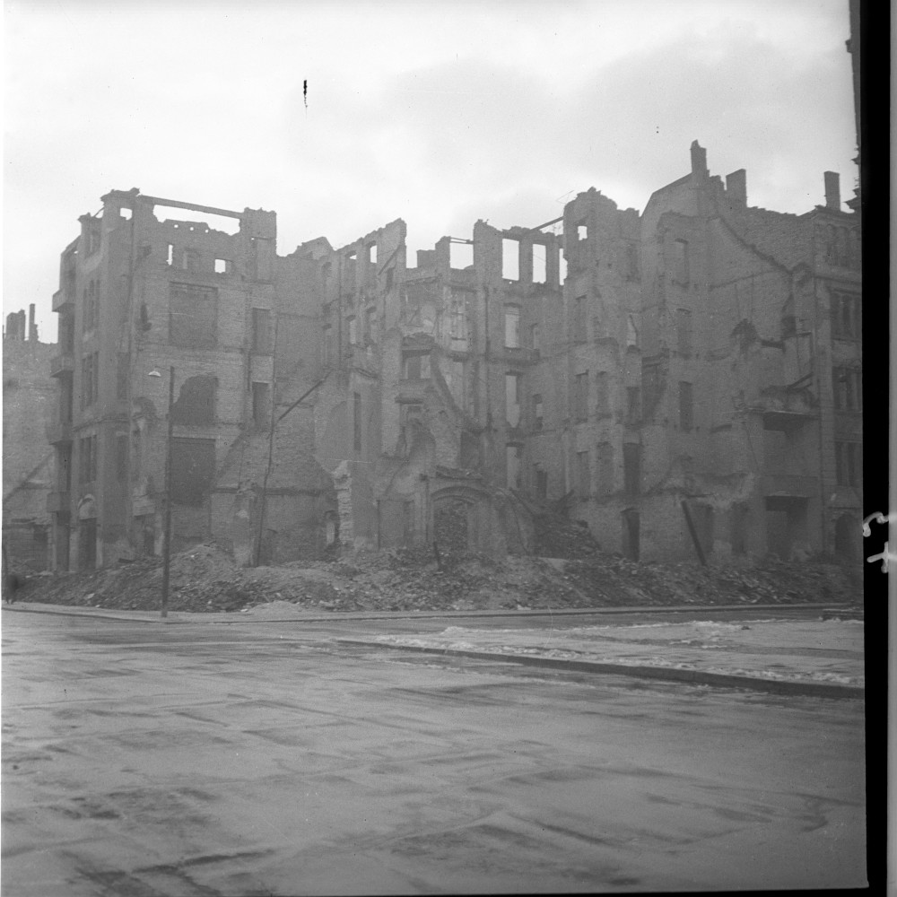 Negativ: Ruine, Neue Ansbacher Straße 9, 1949 (Museen Tempelhof-Schöneberg/Herwarth Staudt CC BY-NC-SA)