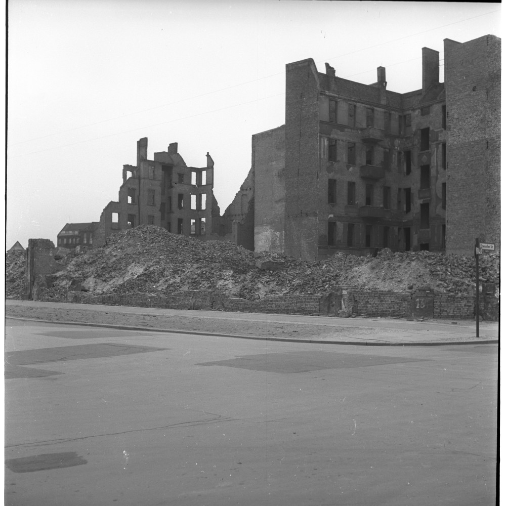 Negativ: Ruine, Neue Winterfeldtstraße 13, 1953 (Museen Tempelhof-Schöneberg/Herwarth Staudt CC BY-NC-SA)