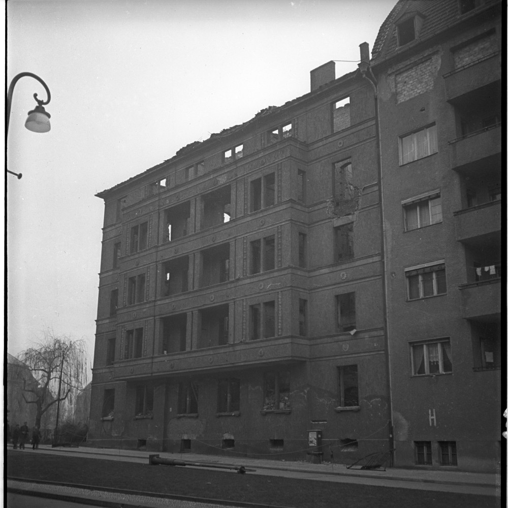 Negativ: Ruine, Nymphenburgerstraße 11, 1949 (Museen Tempelhof-Schöneberg/Herwarth Staudt CC BY-NC-SA)