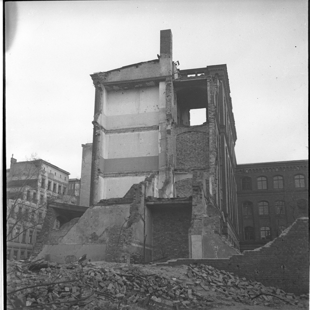 Negativ: Ruine, Pallasstraße 15, 1949 (Museen Tempelhof-Schöneberg/Herwarth Staudt CC BY-NC-SA)
