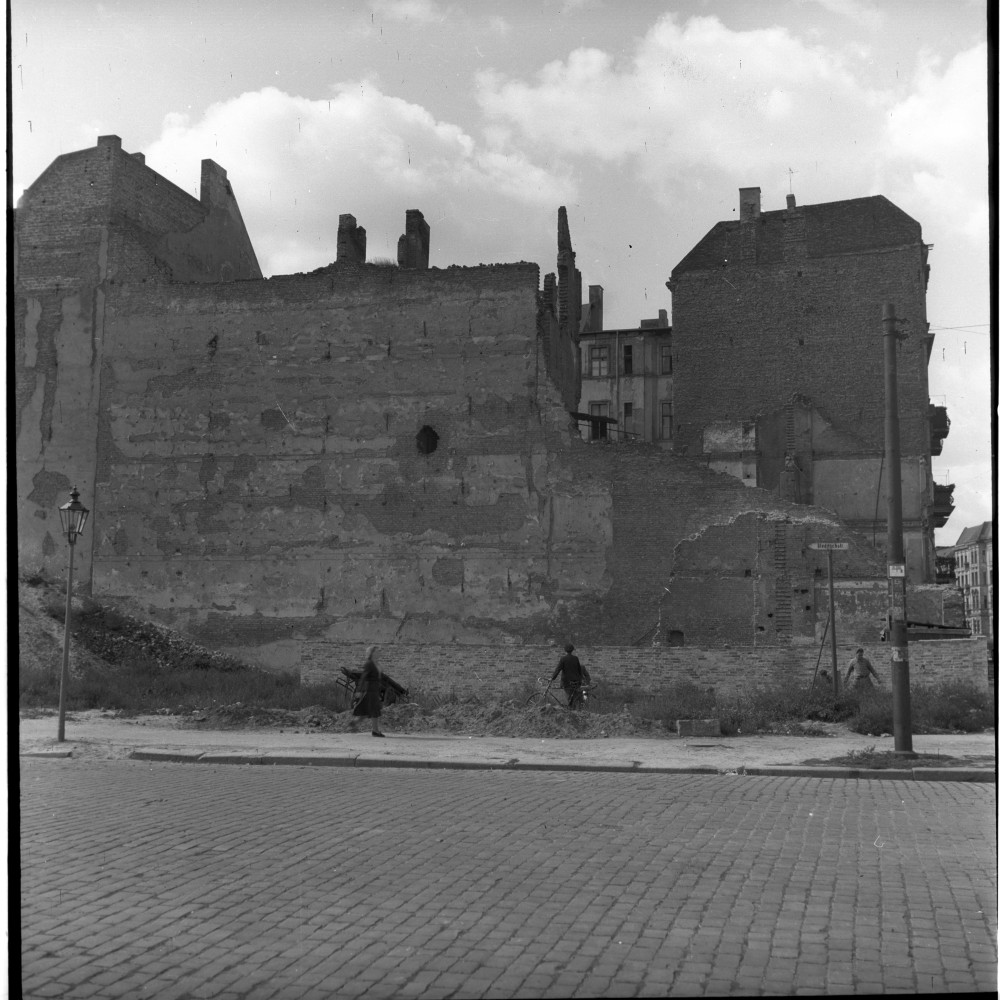 Negativ: Ruine, Pallasstraße 22, 1952 (Museen Tempelhof-Schöneberg/Herwarth Staudt CC BY-NC-SA)