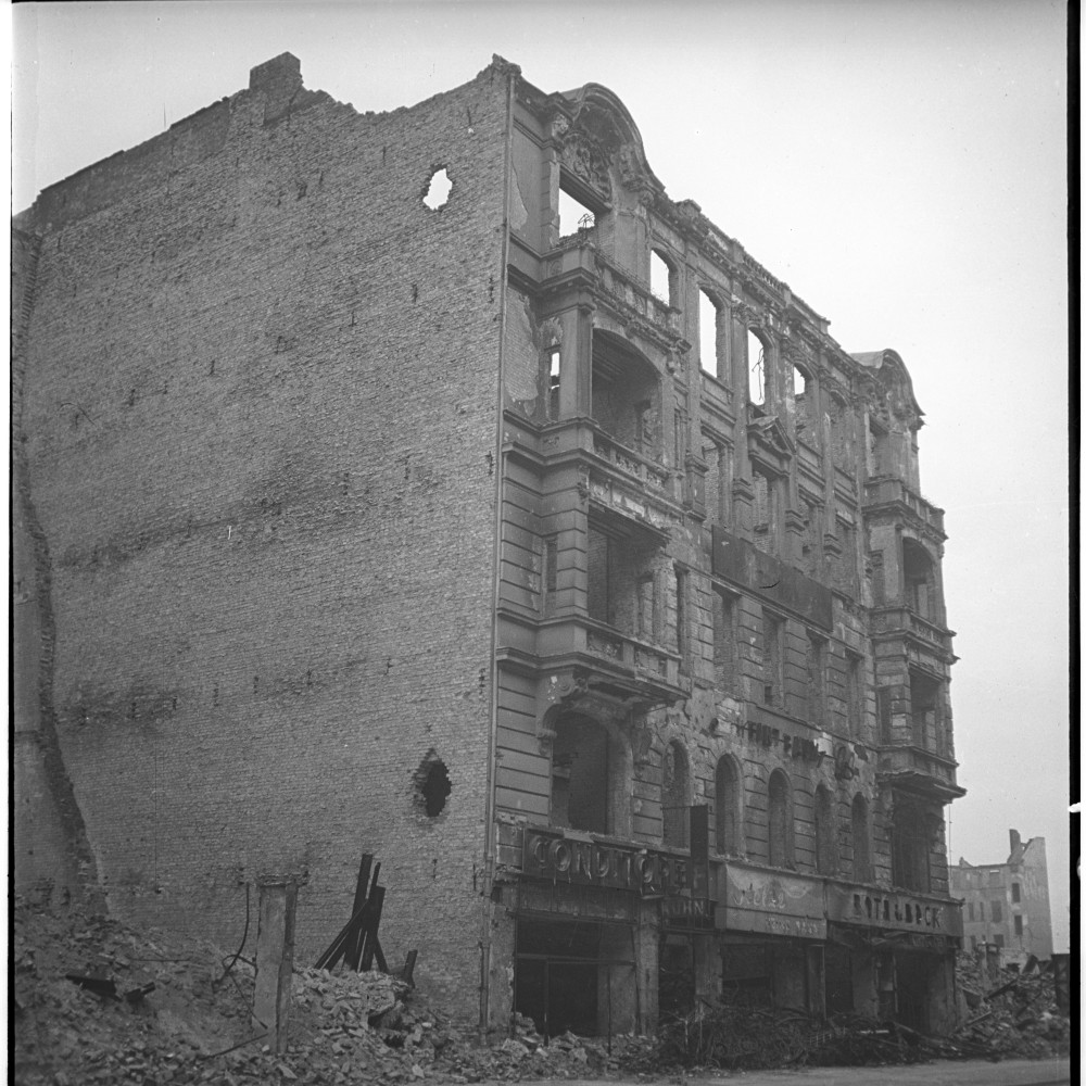 Negativ: Ruine, Passauer Straße 2, 1949 (Museen Tempelhof-Schöneberg/Herwarth Staudt CC BY-NC-SA)