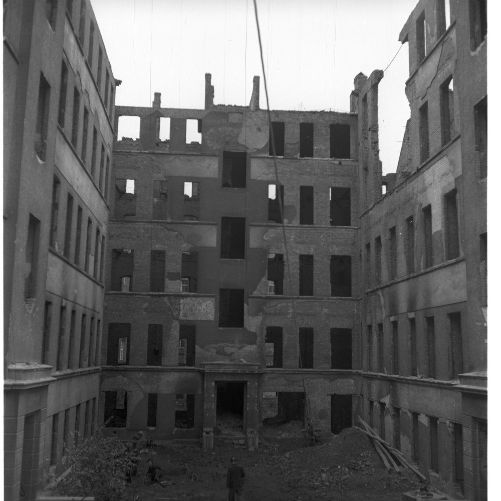 Negativ: Ruine, Passauer Straße 3, 1952 (Museen Tempelhof-Schöneberg/Herwarth Staudt CC BY-NC-SA)