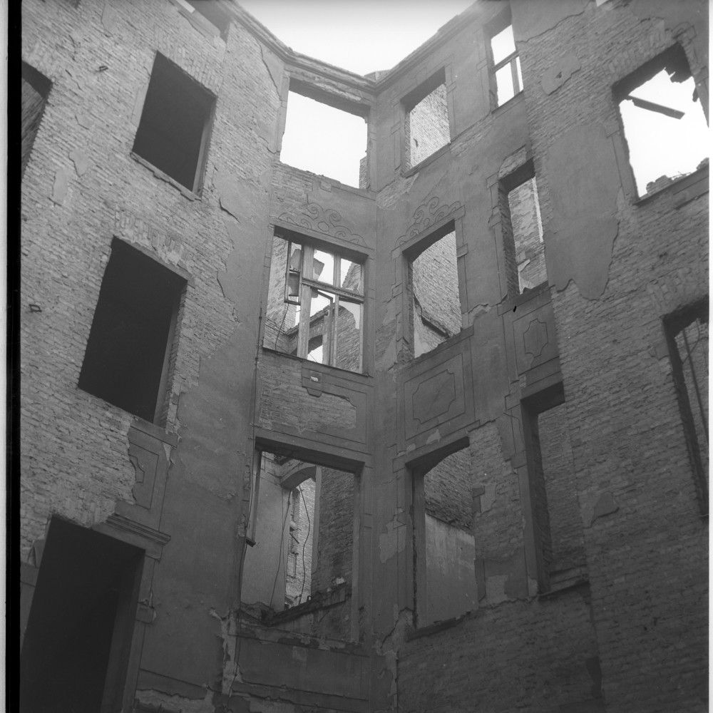 Negativ: Ruine, Peter-Vischer-Straße 11, 1950 (Museen Tempelhof-Schöneberg/Herwarth Staudt CC BY-NC-SA)