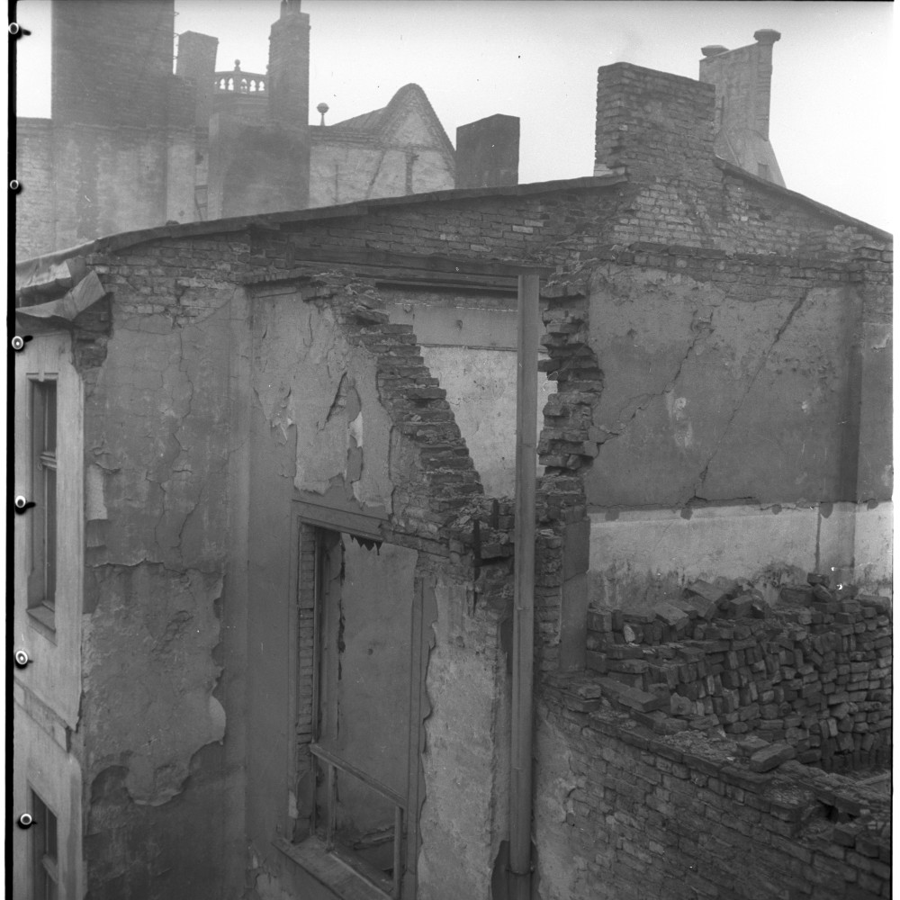 Negativ: Ruine, Regensburger Straße 33 a, 1951 (Museen Tempelhof-Schöneberg/Herwarth Staudt CC BY-NC-SA)