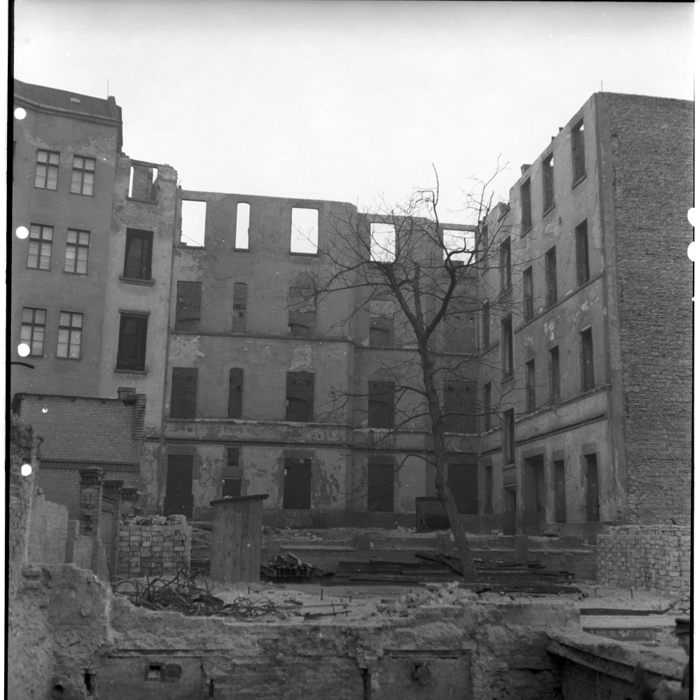 Negativ: Ruine, Rembrandtstraße 13, 1951 (Museen Tempelhof-Schöneberg/Herwarth Staudt CC BY-NC-SA)