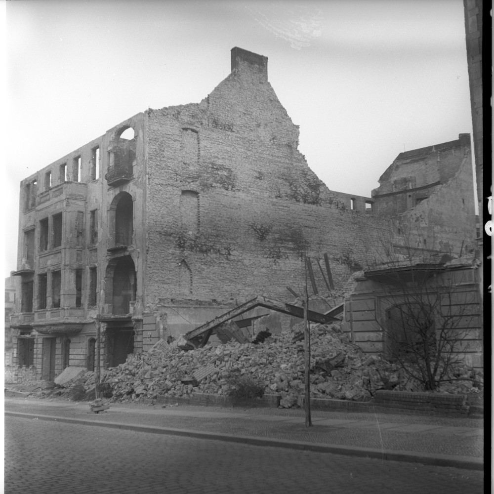 Negativ: Ruine, Rembrandtstraße 13, 1951 (Museen Tempelhof-Schöneberg/Herwarth Staudt CC BY-NC-SA)