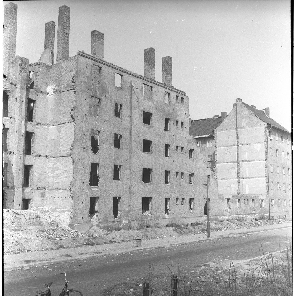 Negativ: Ruine, Riemenschneiderweg 48 und 50, 1950 (Museen Tempelhof-Schöneberg/Herwarth Staudt CC BY-NC-SA)