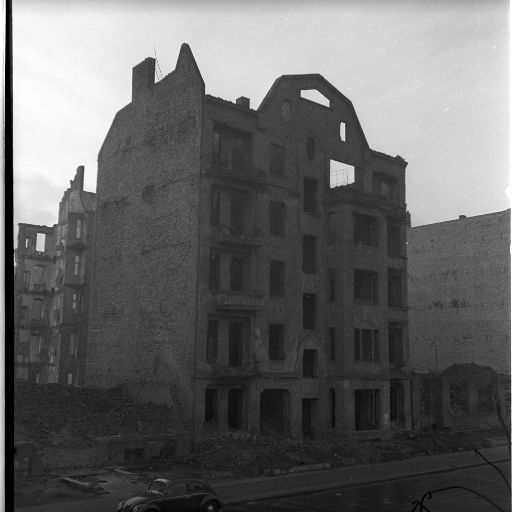 Negativ: Ruine, Rosenheimer Straße 30, 1951 (Museen Tempelhof-Schöneberg/Herwarth Staudt CC BY-NC-SA)
