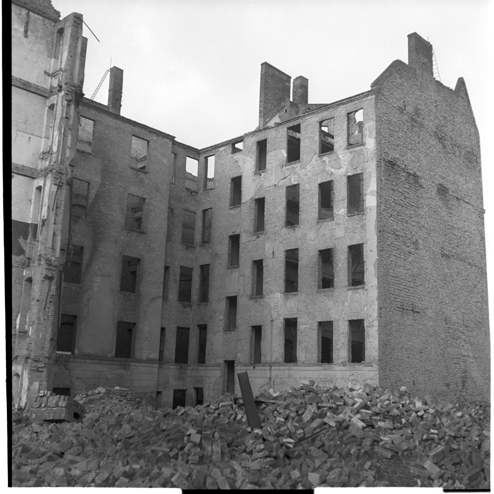 Negativ: Ruine, Rosenheimer Straße 30, 1951 (Museen Tempelhof-Schöneberg/Herwarth Staudt CC BY-NC-SA)