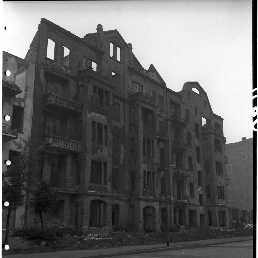 Negativ: Ruine, Rosenheimer Straße 31, 1950 (Museen Tempelhof-Schöneberg/Herwarth Staudt CC BY-NC-SA)