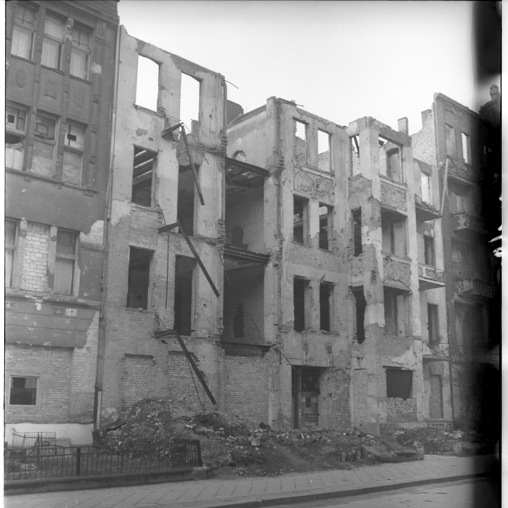 Negativ: Ruine, Rosenheimer Straße 32, 1950 (Museen Tempelhof-Schöneberg/Herwarth Staudt CC BY-NC-SA)