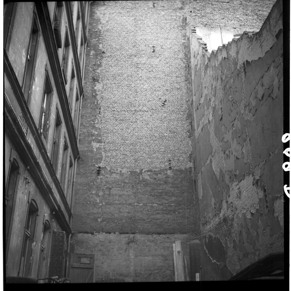 Negativ: Ruine, Rosenheimer Straße 34, 1951 (Museen Tempelhof-Schöneberg/Herwarth Staudt CC BY-NC-SA)
