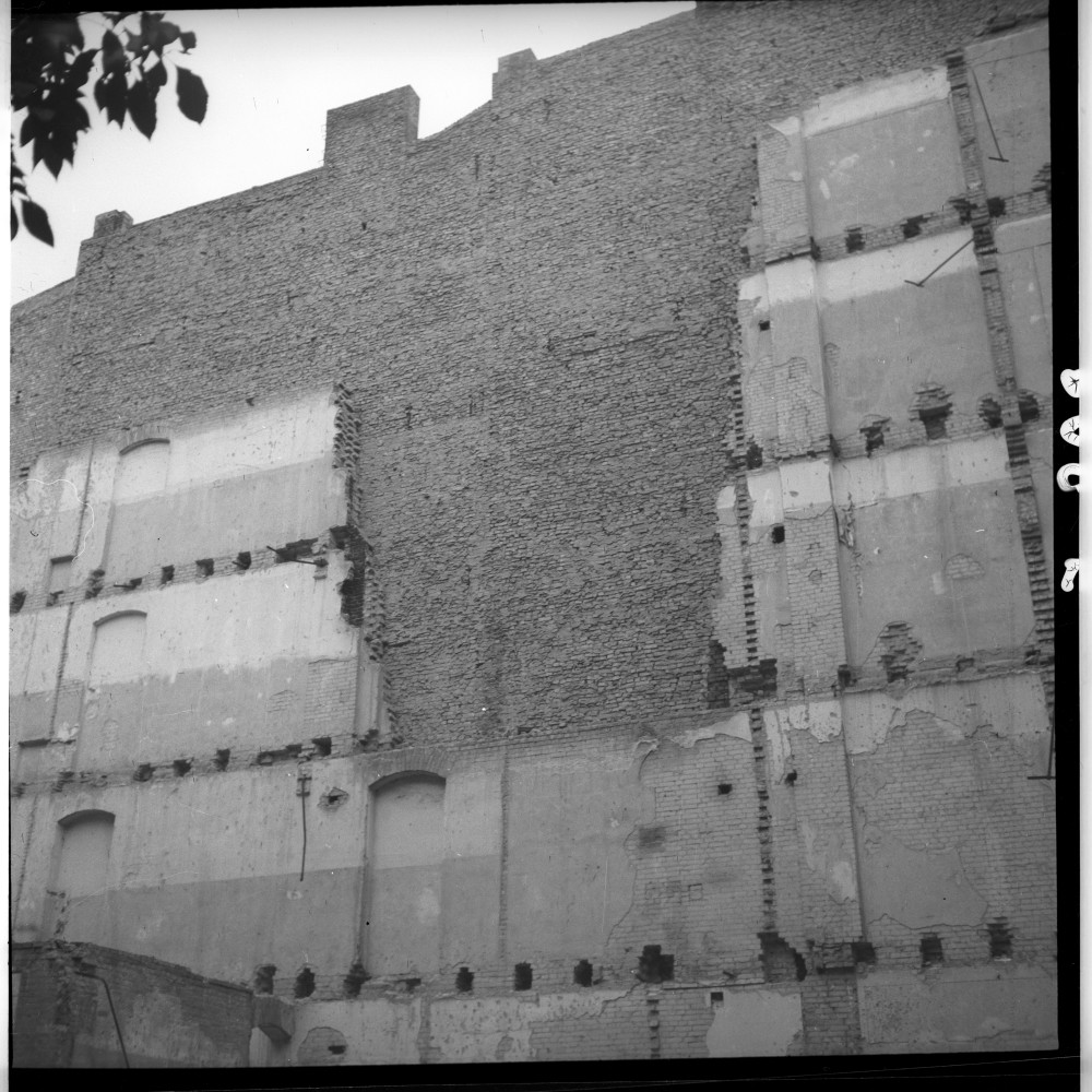 Negativ: Ruine, Rosenheimer Straße 34, 1951 (Museen Tempelhof-Schöneberg/Herwarth Staudt CC BY-NC-SA)