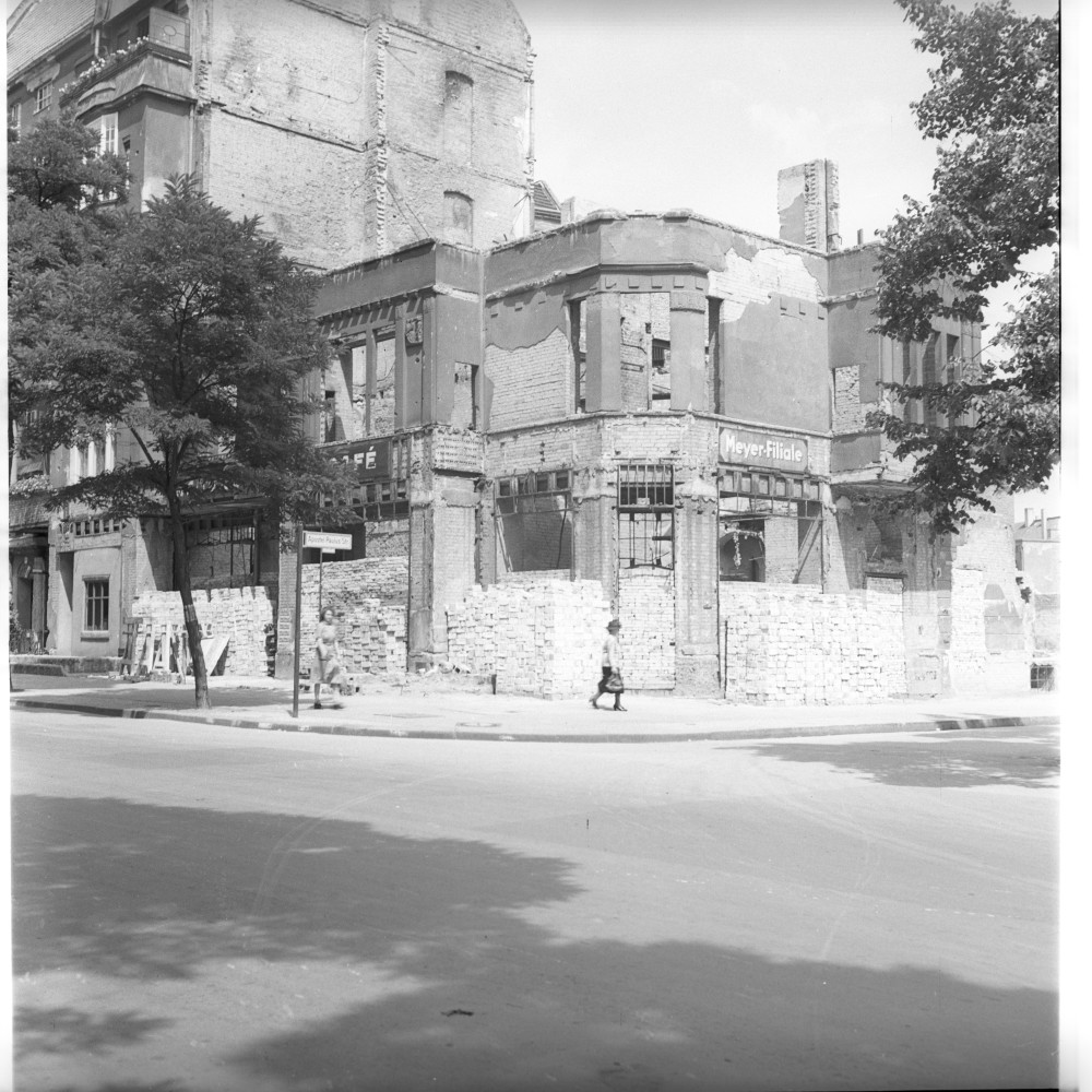 Negativ: Ruine, Salzburger Straße 10, 1951 (Museen Tempelhof-Schöneberg/Herwarth Staudt CC BY-NC-SA)