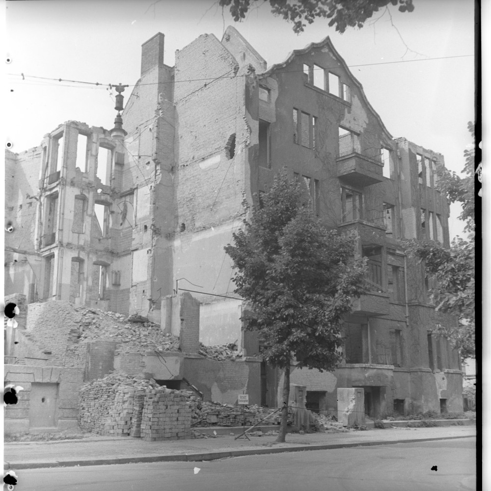 Negativ: Ruine, Sarrazinstraße 22, 1950 (Museen Tempelhof-Schöneberg/Herwarth Staudt CC BY-NC-SA)