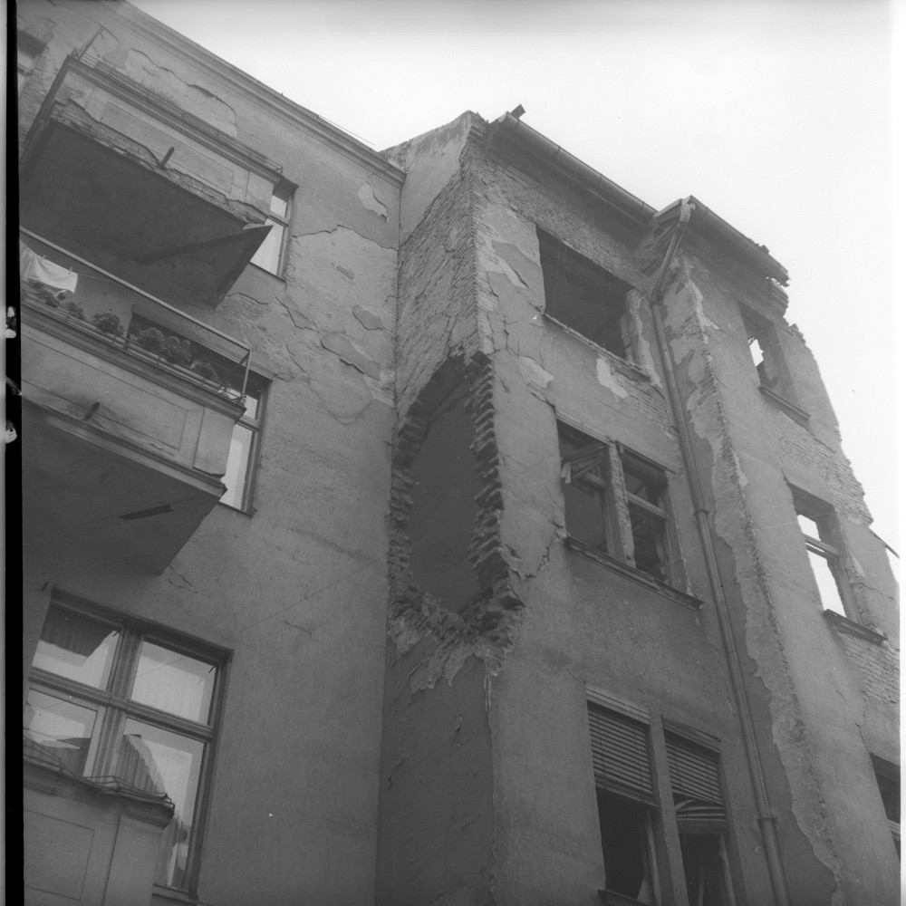 Negativ: Ruine, Sarrazinstraße 26, 1951 (Museen Tempelhof-Schöneberg/Herwarth Staudt CC BY-NC-SA)