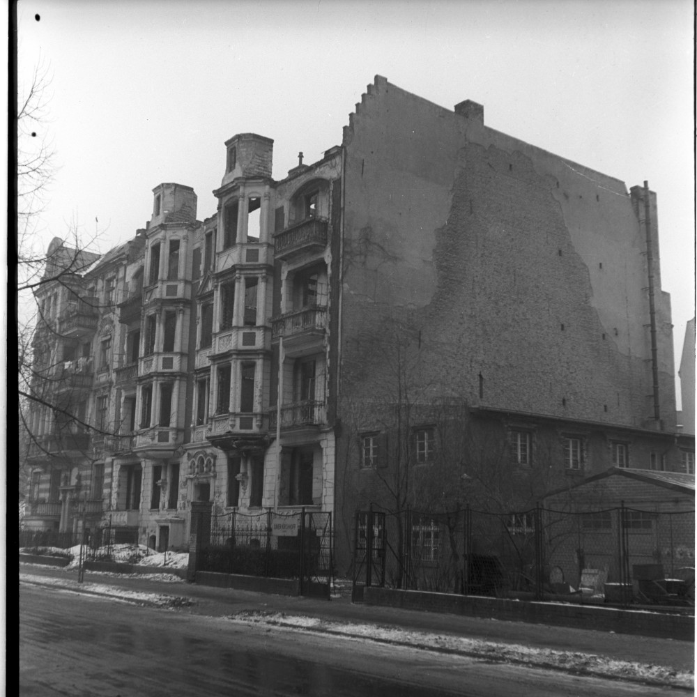 Negativ: Ruine, Sarrazinstraße 5, 1951 (Museen Tempelhof-Schöneberg/Herwarth Staudt CC BY-NC-SA)