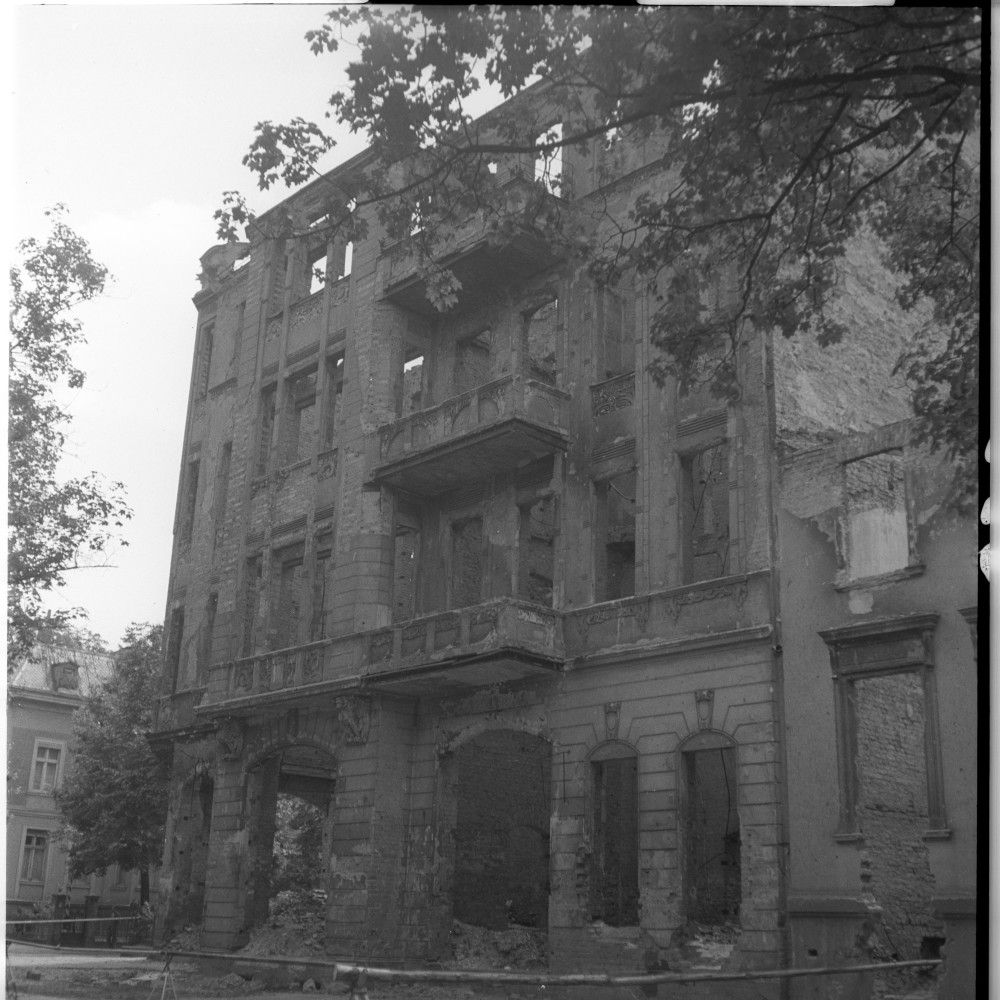 Negativ: Ruine, Schnackenburgstraße 16, 1950 (Museen Tempelhof-Schöneberg/Herwarth Staudt CC BY-NC-SA)