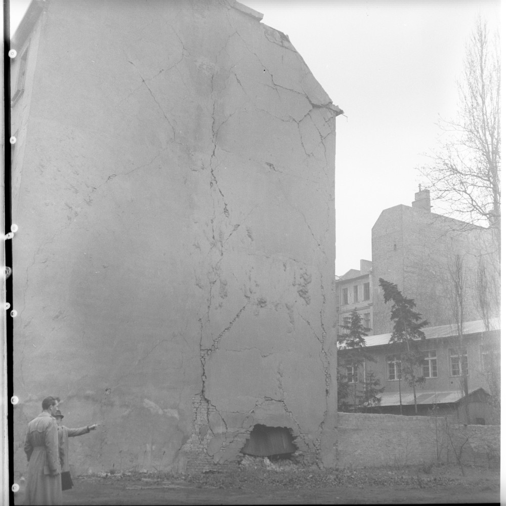 Negativ: Ruine, Schnackenburgstraße 6, 1951 (Museen Tempelhof-Schöneberg/Herwarth Staudt CC BY-NC-SA)