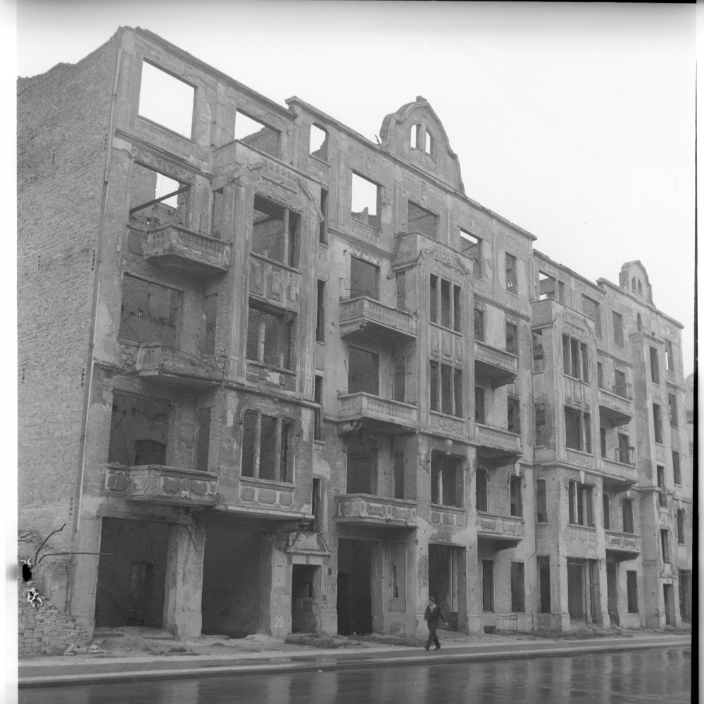 Negativ: Ruine, Schwäbische Straße 20, 1951 (Museen Tempelhof-Schöneberg/Herwarth Staudt CC BY-NC-SA)