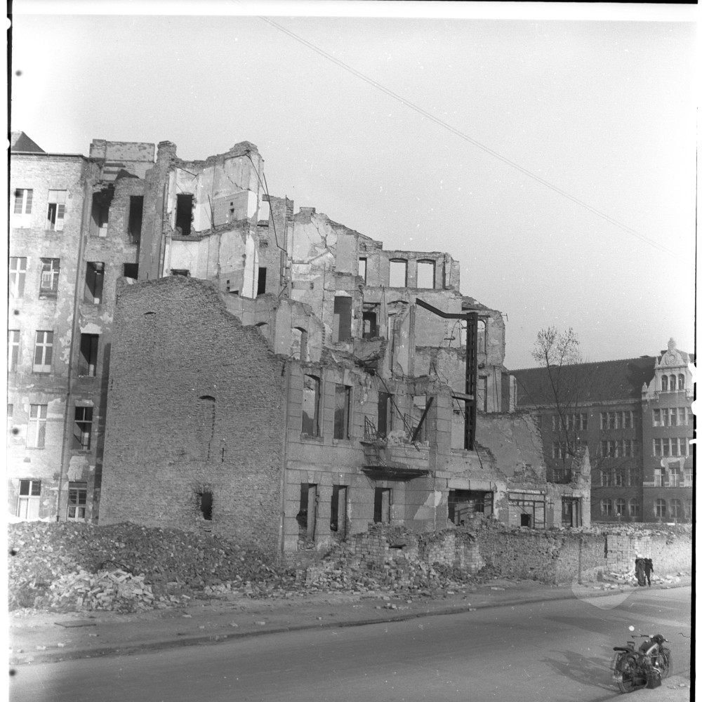 Negativ: Ruine, Schwäbische Straße 7, 1951 (Museen Tempelhof-Schöneberg/Herwarth Staudt CC BY-NC-SA)