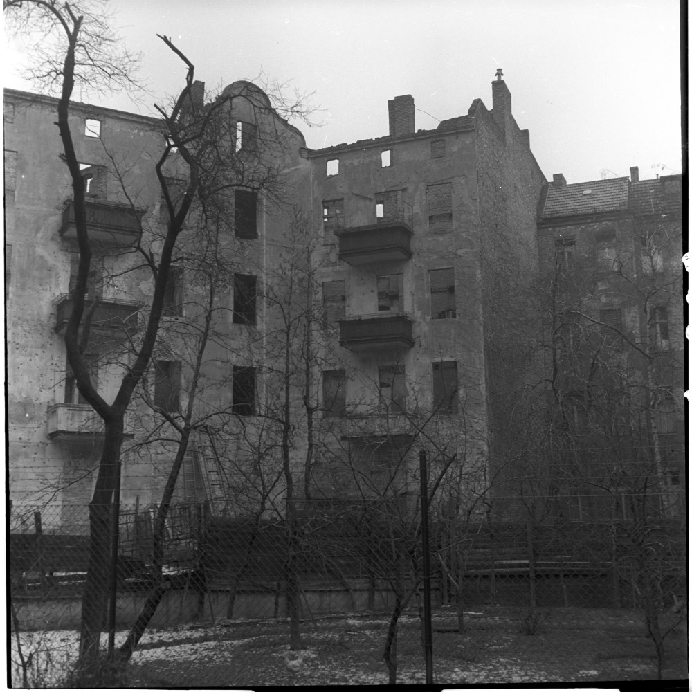 Negativ: Ruine, Schwalbacher Straße 15, 1952 (Museen Tempelhof-Schöneberg/Herwarth Staudt CC BY-NC-SA)