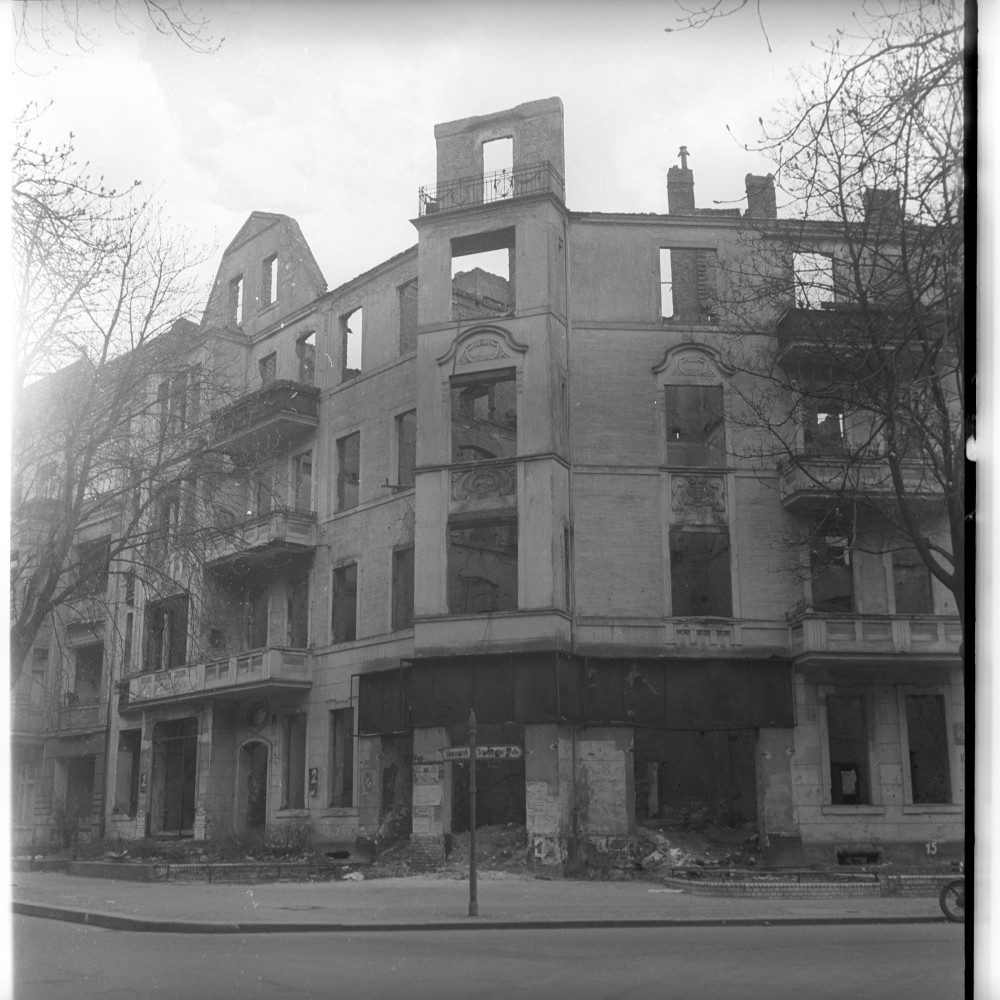 Negativ: Ruine, Schwalbachstraße 15, 1951 (Museen Tempelhof-Schöneberg/Herwarth Staudt CC BY-NC-SA)