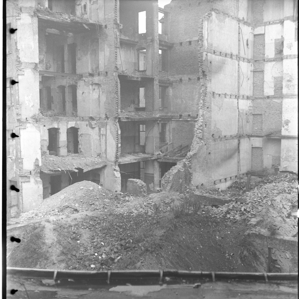 Negativ: Ruine, Siegfriedstraße 4, 1950 (Museen Tempelhof-Schöneberg/Herwarth Staudt CC BY-NC-SA)