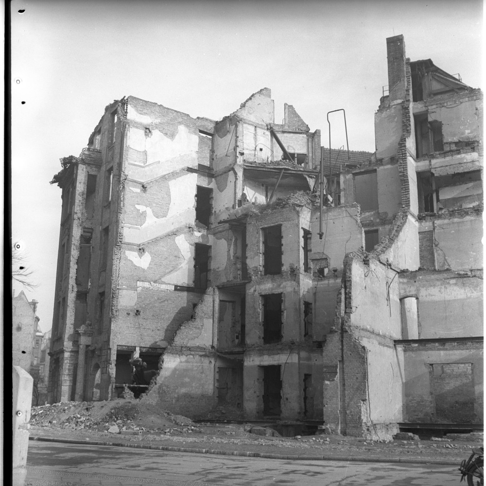 Negativ: Ruine, Starnberger Straße 1, 1951 (Museen Tempelhof-Schöneberg/Herwarth Staudt CC BY-NC-SA)