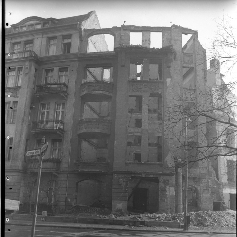 Negativ: Ruine, Starnberger Straße 1, 1951 (Museen Tempelhof-Schöneberg/Herwarth Staudt CC BY-NC-SA)