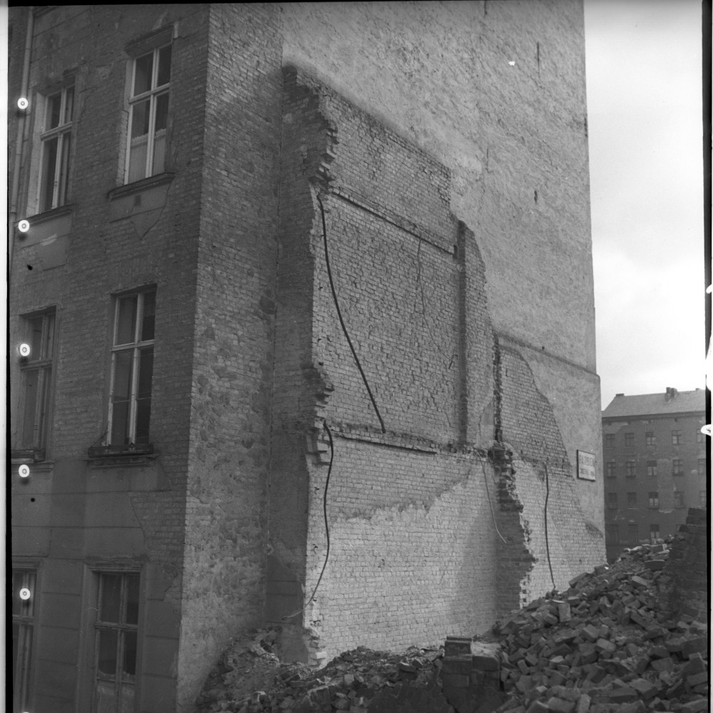 Negativ: Ruine, Steinmetzstraße 10, 1951 (Museen Tempelhof-Schöneberg/Herwarth Staudt CC BY-NC-SA)