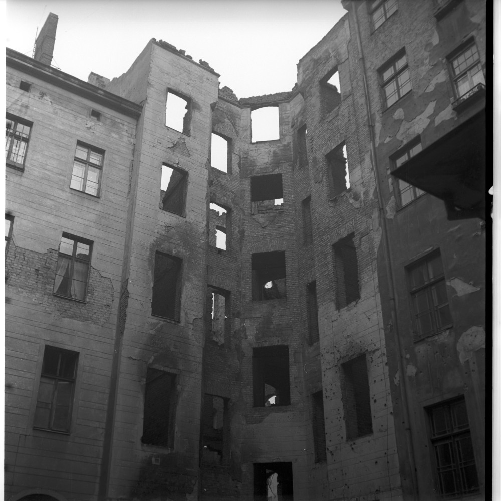 Negativ: Ruine, Steinmetzstraße 19, 1950 (Museen Tempelhof-Schöneberg/Herwarth Staudt CC BY-NC-SA)