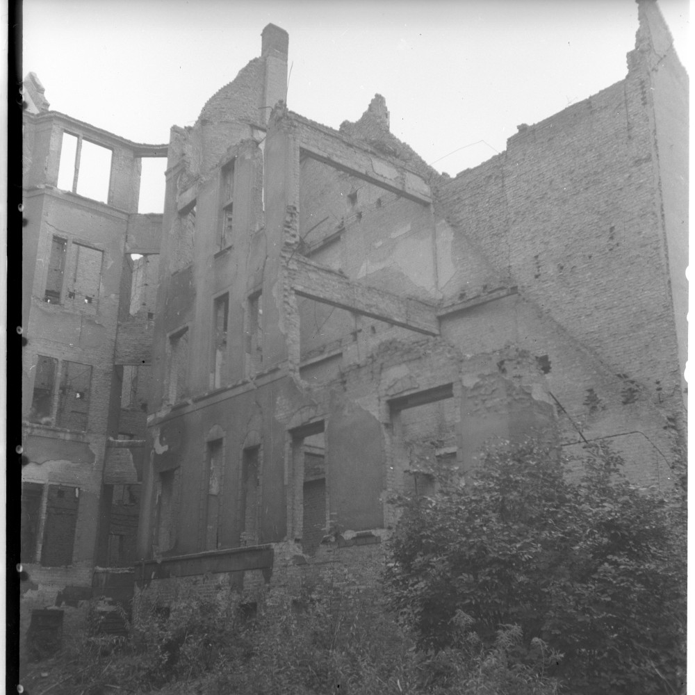 Negativ: Ruine, Stierstraße 17, 1951 (Museen Tempelhof-Schöneberg/Herwarth Staudt CC BY-NC-SA)