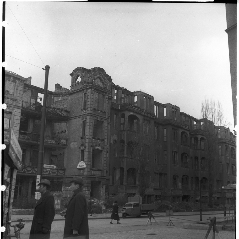 Negativ: Ruine, Stierstraße 19, 1950 (Museen Tempelhof-Schöneberg/Herwarth Staudt CC BY-NC-SA)