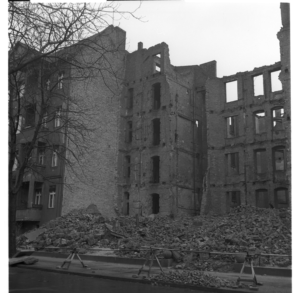 Negativ: Ruine, Stubenrauchstraße 38, 1952 (Museen Tempelhof-Schöneberg/Herwarth Staudt CC BY-NC-SA)