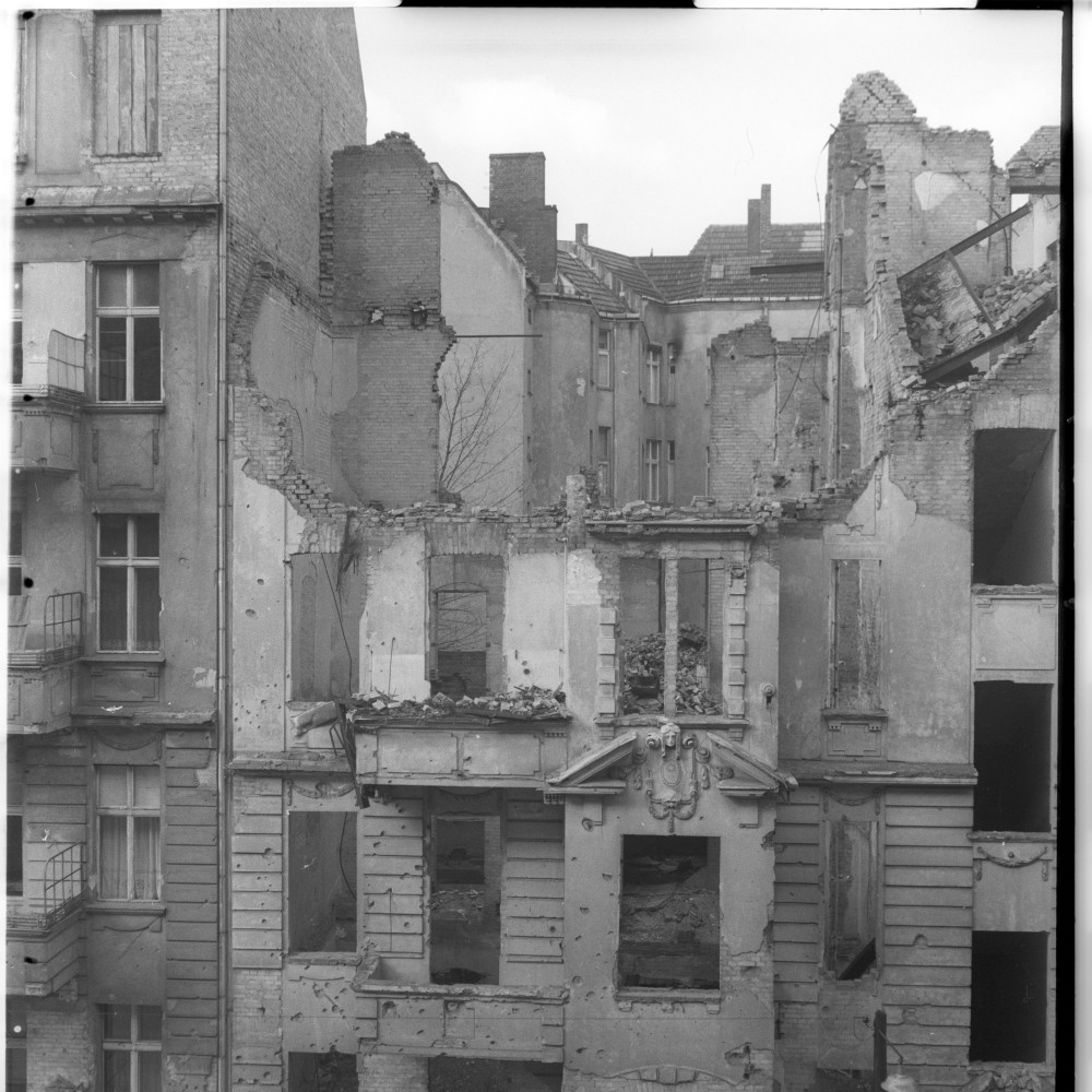 Negativ: Ruine, Stübbenstraße 11, 1951 (Museen Tempelhof-Schöneberg/Herwarth Staudt CC BY-NC-SA)