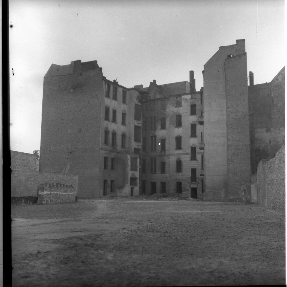 Negativ: Ruine, Tauentzienstraße 3, 1951 (Museen Tempelhof-Schöneberg/Herwarth Staudt CC BY-NC-SA)